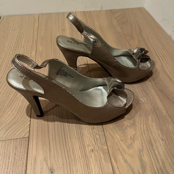 Xhilaration Gold pumps - Picture 5 of 7
